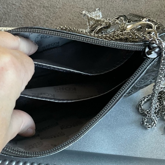 💗MICHAEL KORS💗 SILVER CROSSBODY PURSE - Picture 8 of 10